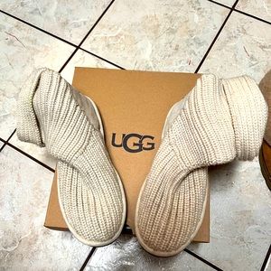 UGG Australia Women’s Cream Classic Crochet Winter Pull On Boots 5833 Size 6